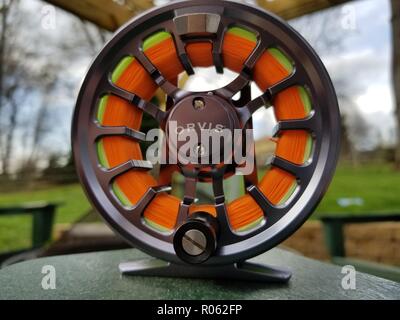 Orvis Recon fly fishing reel Sitzen bereit, auf eine Orvis Recon Fliegenrute zu setzen. Stockfoto