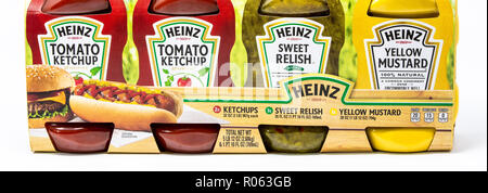 Portland, OR/USA - 13. Oktober 2018: Heinz Marke Ketchup, gelber Senf und sweet Relish in Plastikflaschen, auf weißem Hintergrund. Stockfoto