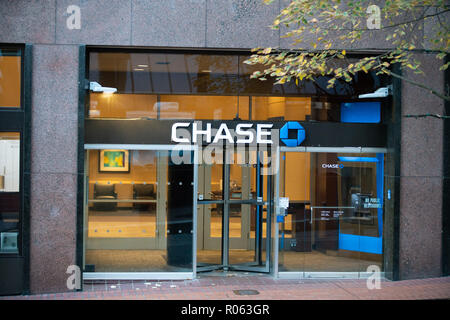 Portland, OR/USA - vom 6. Oktober 2018: Chase Bank Niederlassung der Eingang befindet sich in der Innenstadt mit einem Logo auf der Oberseite. Stockfoto