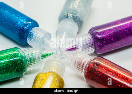 Bunte Röhren mit Kleber Glitter. Stockfoto