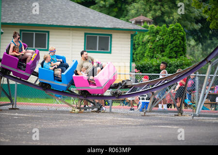 Portland, OR/USA, 4. Juli 2018: Die Menschen sitzen auf dem Fahrgeschäft im Oaks Park. Kinder und Erwachsene schreien, als die Fahrt mit dem beschleunigt Stockfoto