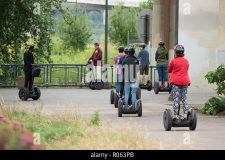 Portland, OR/USA - 21. Juni 2018: Menschen auf Vermietung segways Reiten durch Park in der Nähe der Waterfront. Organisierte Tour thrrough oberen Innenstadt teil. Stockfoto