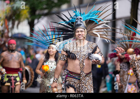 Portland, OR/USA - 11. Juni 2016: Die Menschen in der aztekischen Tracht im Grand floral Parade. Stockfoto