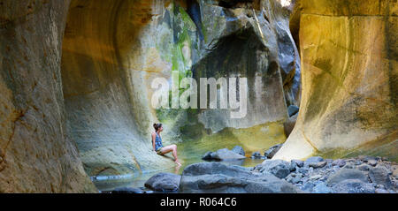 Nach kaukasisch weiblich Vermessung der Tunnel. National Park Ukhahlamba Drakensberg, Kwazulu Natal Provinz, Südafrika Stockfoto