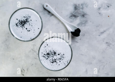 Essen trend - anthrazit Latte auf Marmor Hintergrund Kopie Raum Stockfoto