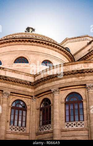 Teatro Massimo Vittorio Emanuele ist ein Opernhaus und Opera Company befindet sich an der Piazza Verdi in Palermo. Stockfoto