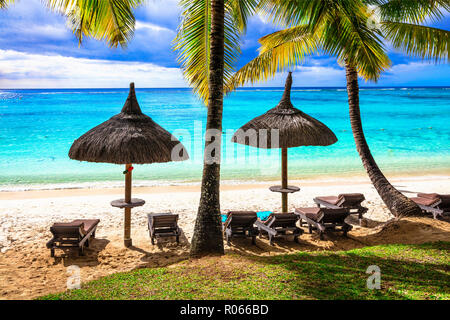 Schönen Strand von Mauritius Insel, Ansicht mit torquise Meer, Palmen und Sonnenschirm. Stockfoto