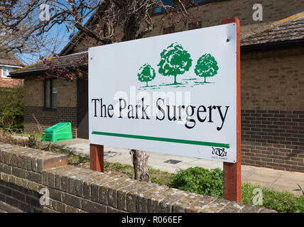 Britische Ärzte Chirurgie Schild am Park Chirurgie in Littlehampton, West Sussex, England, UK. Stockfoto