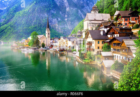 Schönen Hallstatt Dorf, mit traditionellen Häusern und dem See, Österreich. Stockfoto