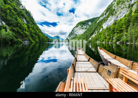 Unglaublich hölzerne Boote auf dem See mit der Reflexion von Berg und Himmel. Freiheit und Abenteuer. Schöne Natur Konzept, Mountain Nature Stockfoto