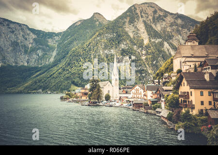 Hallstatt am Hallstätter See in den österreichischen Alpen. Wunderschöner Blick auf die Alpen, Landschaft und See Reflexion, dramatischen Blick. Schöne Natur Szene Stockfoto