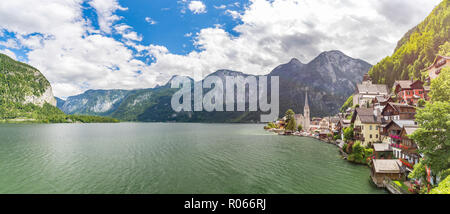 Hallstatt am Hallstätter See in den österreichischen Alpen. Wunderschöner Blick auf die Alpen, Landschaft und See Reflexion, dramatischen Blick. Schöne Natur Szene Stockfoto