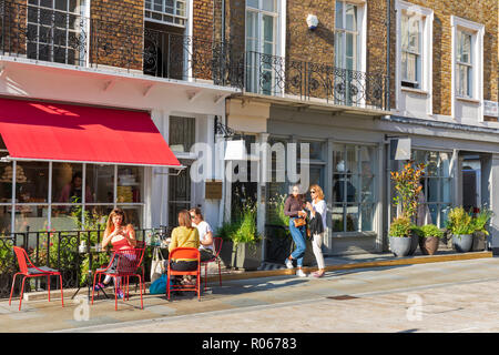 Kunden außerhalb der Ottolenghi deli und Cafe in der Motcomb Street, Belgravia, Knightsbridge, London, England, Großbritannien Stockfoto