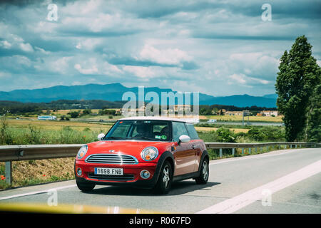 Miami Platja, Girona, Spanien - 19. Mai 2018: rot Mini Limousine der zweiten Generation Fahren in Autobahn Straße. Stockfoto