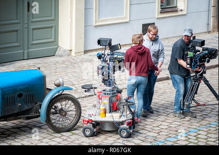 Ein Filmteam, ein Schuß auf den Straßen der schönen Stadt Prag. Stockfoto