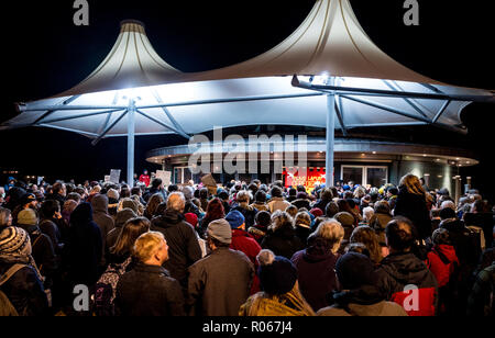 Ein Protest in Aberystwyth, Ceredigion, West Wales über einige der Politiken der Trumpf. Stockfoto