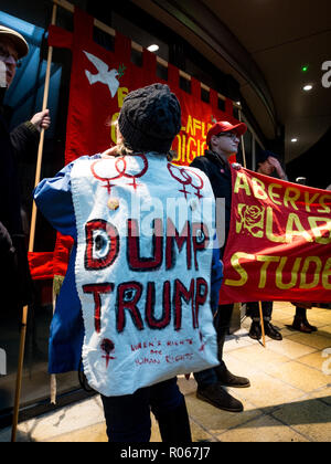 Ein Protest in Aberystwyth, Ceredigion, West Wales über einige der Politiken der Trumpf. Stockfoto