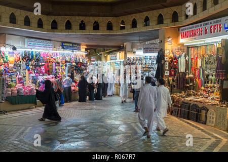 Käufer im Souk in Muttrah Corniche, Muscat, Oman. Dieses historische Souk ist auch als Souk Al Dhalam bekannt Stockfoto