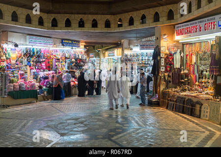 Käufer im Souk in Muttrah Corniche, Muscat, Oman. Dieses historische Souk ist auch als Souk Al Dhalam bekannt Stockfoto