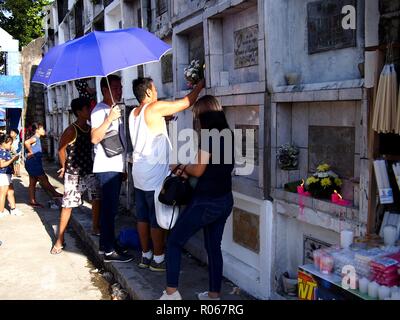 ANTIPOLO CITY, Philippinen - 31. OKTOBER 2018: die Verwandten und die Familien besuchen die Gräber ihrer toten Geliebten in der Zeit für die Feier aller Sain Stockfoto