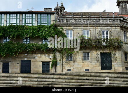 Berühmte Casa de la Parra, Haus mit steinernen Weinstock und Balkon mit eisernem Geländer und echtem Weinstock. Plaza de la Quintana, Santiago, Spanien. Stockfoto