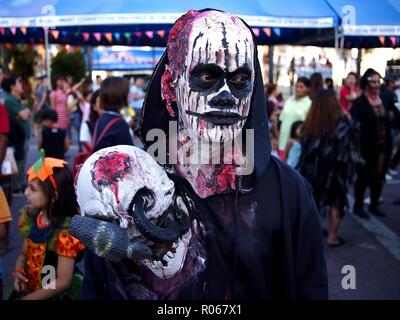 ANTIPOLO CITY, Philippinen - 31. OKTOBER 2018: Halloween Party Teilnehmer Scary Halloween Kostüme. Stockfoto