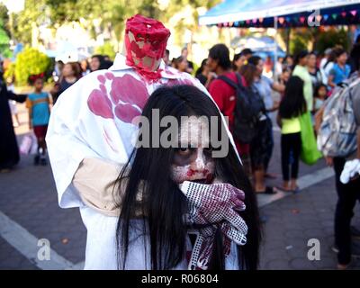 ANTIPOLO CITY, Philippinen - 31. OKTOBER 2018: Halloween Party Teilnehmer Scary Halloween Kostüme. Stockfoto