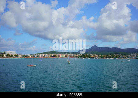 PORT D'ALCÚDIA, Mallorca, Spanien - 5. OKTOBER 2018: Maritime Landschaft Panorama von Port Alcudia, ein beliebter Ort für Wassersport. Stockfoto