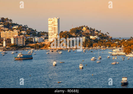 Panoramablick auf die Wolkenkratzer Riviera von Acapulco Mexiko. Stockfoto