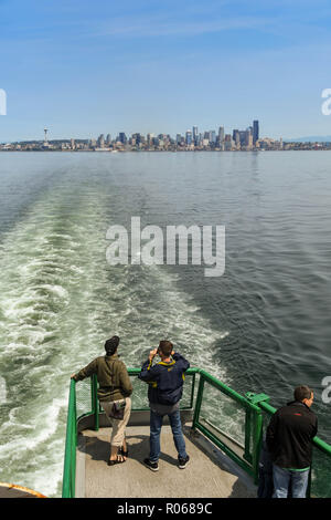 EN ROUTE Seattle nach Bremerton - JUNI 2018: Menschen stehen auf einer Plattform, auf der Rückseite der Fähre von Seattle nach Bremerton. Stockfoto