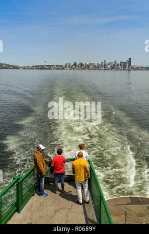 EN ROUTE Seattle nach Bremerton - JUNI 2018: Menschen stehen auf einer Plattform, auf der Rückseite der Fähre von Seattle nach Bremerton. Stockfoto