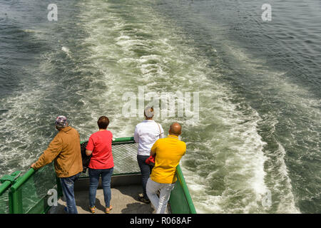 EN ROUTE Seattle nach Bremerton - JUNI 2018: Menschen stehen auf einer Plattform, auf der Rückseite der Fähre von Seattle nach Bremerton. Stockfoto