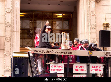 Boston, MA. Oktober 31, 2018. Boston Red Sox Spieler auf einen Bus auf Tremont Street feiern in der Red Sox die Meisterschaft Parade in Boston Massachusett Stockfoto