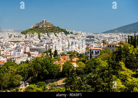 Blick auf Athen und Likavitos Hügel über die Dächer der Plaka Viertel von der Akropolis, Athen, Attika, Griechenland, Europa Stockfoto