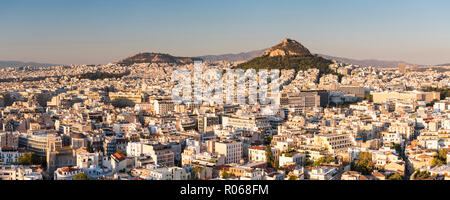 Blick auf Athen und Likavitos Hügel über die Dächer der Plaka Viertel von der Akropolis, Athen, Attika, Griechenland, Europa Stockfoto