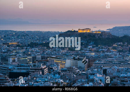 Blick auf Athen und die Akropolis bei Sonnenuntergang von Likavitos Berg, Athen, Attika, Griechenland, Europa Stockfoto
