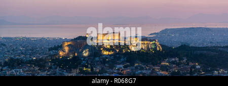 Blick auf Athen und die Akropolis, UNESCO-Weltkulturerbe, bei Sonnenuntergang von Likavitos Berg, Athen, Attika, Griechenland, Europa Stockfoto