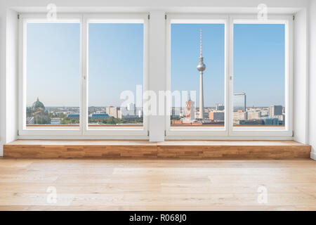 Blick auf die Berliner Skyline und den Fernsehturm durch Terrasse Fenster in das moderne Apartment Zimmer Stockfoto