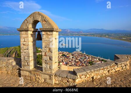 Der Glockenturm auf der Burg Palamidi, Nafplio, Argolis, Peloponnes, Griechenland, Europa Stockfoto