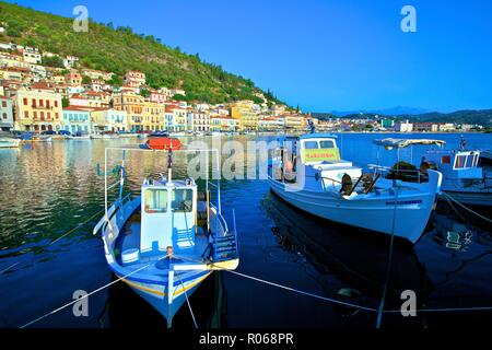 Der Hafen von Gythio, Halbinsel Mani, Peloponnes, Griechenland, Europa Stockfoto