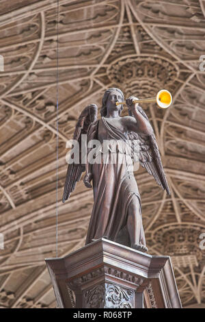 Statue von Engel und Trompete über dem Lettner und Orgel in der Tudor mittelalterliche Kapelle des King's College der Universität Cambridge, England. Stockfoto