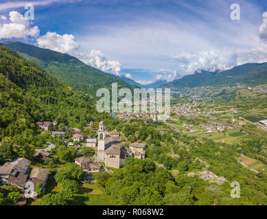 Luftaufnahme des Dorfes von Sazzo, Ponte in Valtellina, Sondrio Provinz, Lombardei, Italien, Europa Stockfoto