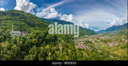 Luftaufnahme der Kirche und grünen Hügeln um Sazzo, Ponte in Valtellina, Sondrio Provinz, Lombardei, Italien, Europa Stockfoto