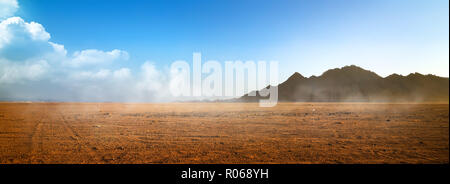 Blick auf Wüste mit Bergen auf Surise, Ägypten Stockfoto