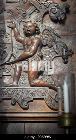 Detail einer Holz- Carving über die Bänke im Chor der Tudor mittelalterliche Kapelle des King's College der Universität Cambridge, England. Stockfoto