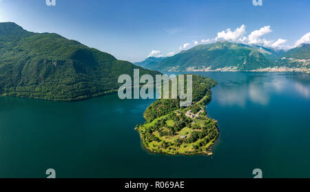 Panoramablick auf das Luftbild der Abtei von Piona Priorato (Abbazia di Piona) und dem Comer See, Colico, Lecco Provinz, Lombardei, Italienische Seen, Italien, Europa Stockfoto