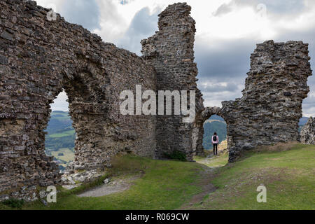 Eine Frau steht im Türrahmen fromed an der Ruine Castell Dinas Bran in der Nähe von Llangollen, Wales, Großbritannien Stockfoto