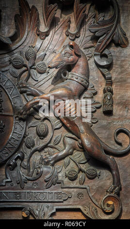 Detail einer Holz- Carving über die Bänke im Chor der Tudor mittelalterliche Kapelle des King's College der Universität Cambridge, England. Stockfoto