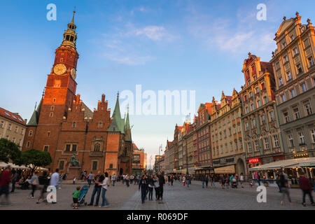 Old Town Square Wroclaw, Blick bei Sonnenuntergang auf den Marktplatz (Rynek) im Zentrum der mittelalterlichen Altstadt von Wroclaw, Polen. Stockfoto