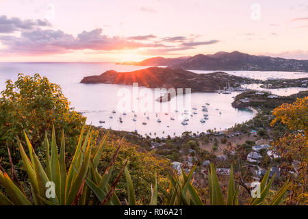 Überblick über English Harbour von Shirley Heights bei Sonnenuntergang, Antigua, Antigua und Barbuda, Leeward Inseln, West Indies, Karibik, Zentral- und Lateinamerika Stockfoto